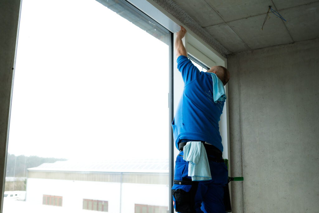 Mann Arbeit Fensterrahmen Reinigung